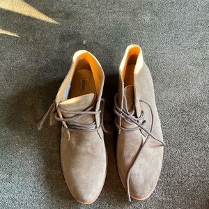 Men’s size 9 medium Clark’s low top suede boots